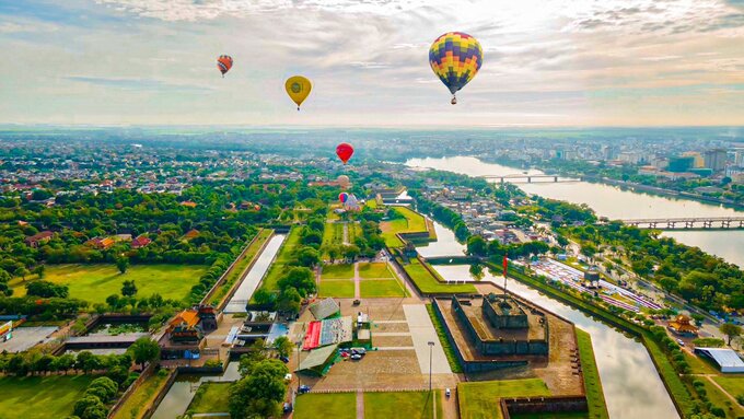 Du khách có nhiều cơ hội được ngắm thành phố Huế từ trên cao