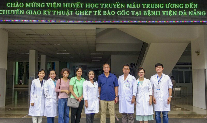 Ê kíp y bác sĩ của Viện Huyết học - Truyền máu Trung ương chuyển giao kỹ thuật ghép tế bào gốc cho Bệnh viện Đà Nẵng (Ảnh: BVCC)