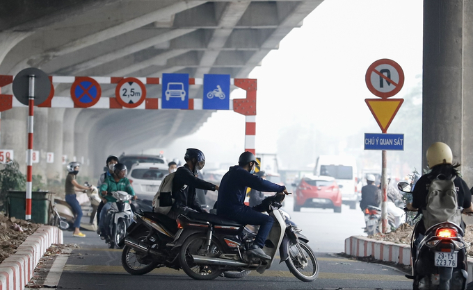 Khi thấy bóng dáng CSGT, các phương tiện đi ngược chiều vào làn đường Nguyễn Xiển mở rộng đã quay đầu bỏ chạy.