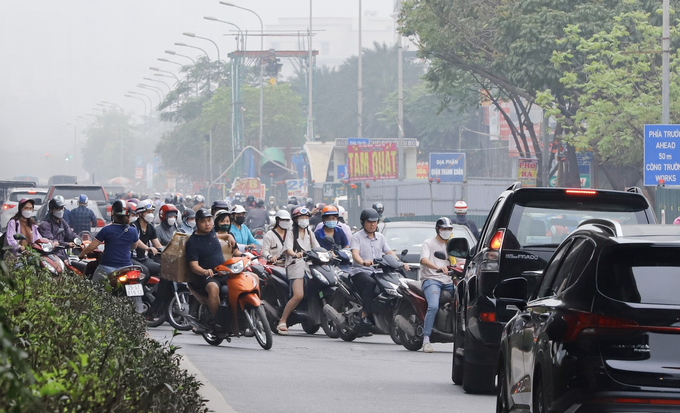 Hàng đoàn xe máy đã cùng nhau tạt đầu các phương tiện đi đúng hướng để di chuyển ngược chiều.