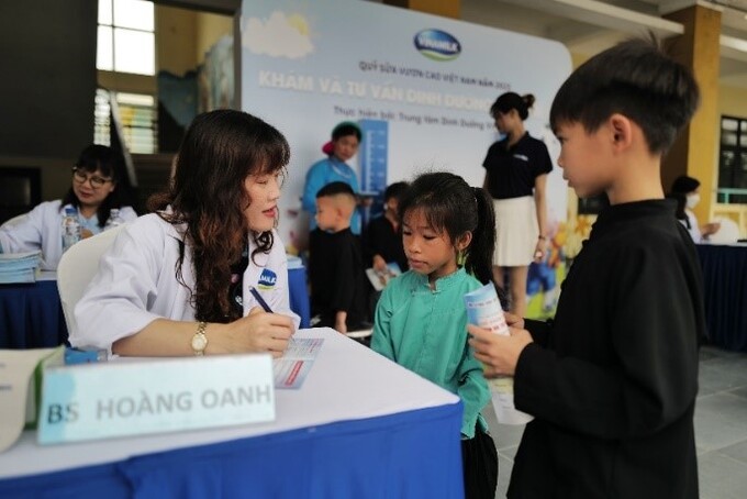 Các em học sinh tại trường tiểu học Húc Động được các bác sĩ của Vinamilk thăm khám sức khỏe và dinh dưỡng