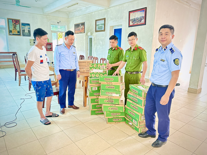 Lực lượng chức năng kiểm đếm hàng hóa vi phạm.