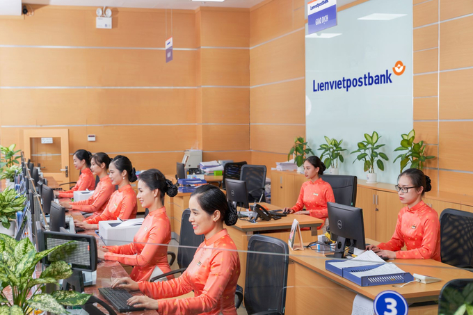 Tận dụng lợi thế mạng lưới rộng lớn, Lienvietpostbank tiếp tục đẩy mạnh sang phân khúc bán lẻ, phục vụ đối tượng khách hàng cá nhân và hộ gia đình.