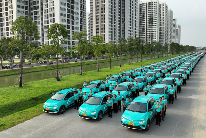 Taxi tiêu chuẩn GreenCar dùng xe VF e34 sơn màu xanh Cyan đặc trưng.