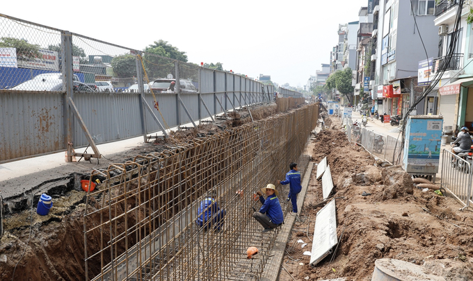 Hạ cốt đê điều cấp đặc biệt để triển khai thi công mở rộng đường Âu Cơ.