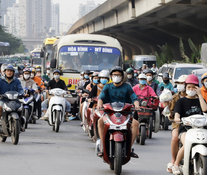 Ghi nhận chiều ngày 28/4 tại đường Phạm Hùng (quận Nam Từ Liêm), tình trạng giao thông trong ngày làm việc cuối cùng trước kỳ nghỉ lễ Giỗ Tổ Hùng Vương và 30/4 - 1/5 bắt đầu 