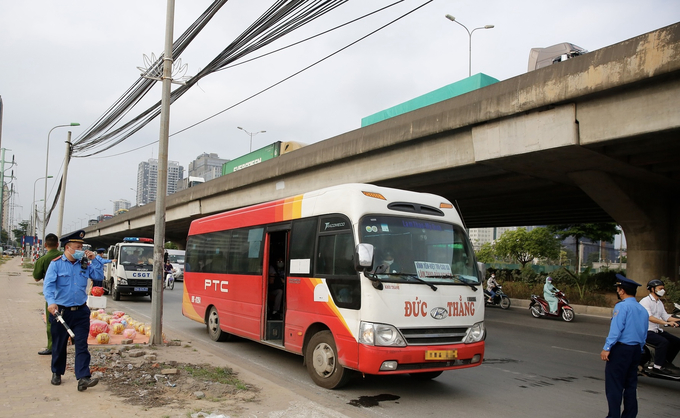 Lực lượng liên ngành gồm Đội cảnh sát Trật tự - Công an quận Nam Từ Liêm; Đội Thanh tra giao thông quận Nam Từ Liêm và đội CSGT số 6 - Công an TP.Hà Nội đã phối hợp tuần tra, kiểm soát và xử lý vi phạm.