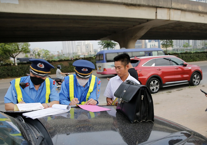 Lực lượng chức năng tiến hành lập biên bản và xử phạt hành chính theo quy định.