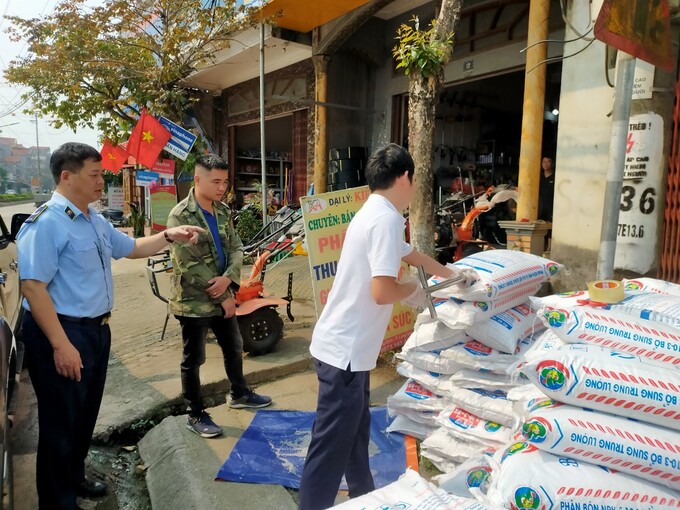 Lực lượng chức năng kiểm ra phân bón giả.