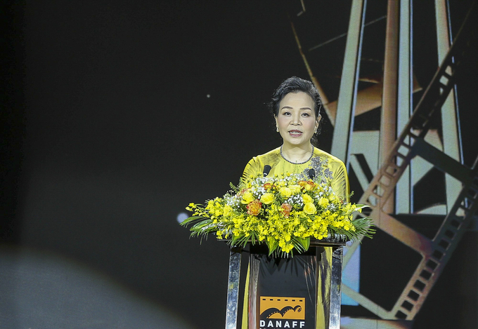 Bà Ngô Phương Lan, Chủ tịch Hiệp hội Xúc tiến phát triển Điện ảnh Việt Nam, Giám đốc Liên hoan phim phát biểu khai mạc (Ảnh: Thế Sơn)