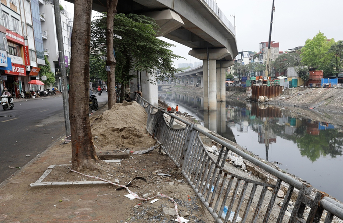 Theo phản ánh của người dân sinh sống dọc bờ sông Tô Lịch, từ ngày các đơn vị thi công dưới lòng sông, đoạn lan can bờ sông bị ảnh hưởng nghiêm trọng, nhiều nơi đã nghiêng đổ, vật liệu xây dựng chất đống vỉa hè.