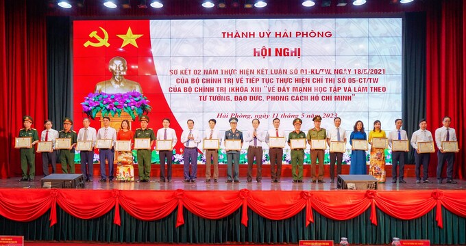 Các cá nhân, tập thể tiêu biểu, xuất sắc trong “Học tập và làm theo tư tưởng, đạo đức, phong cách Hồ Chí Minh”.