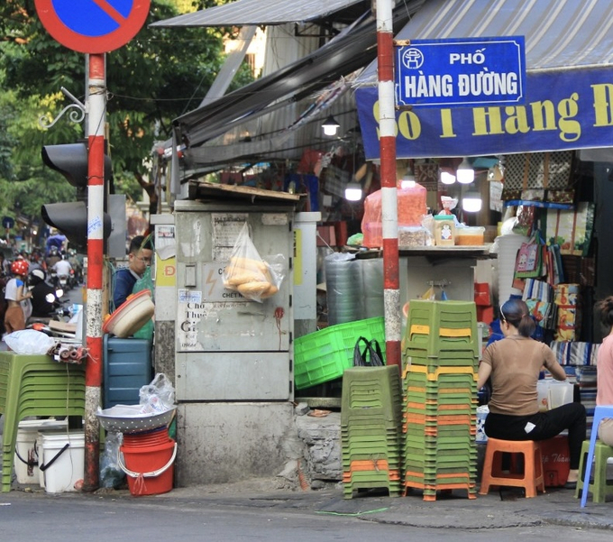 Quán ăn “bủa vây” trạm biến áp trên phố Hàng Đường.