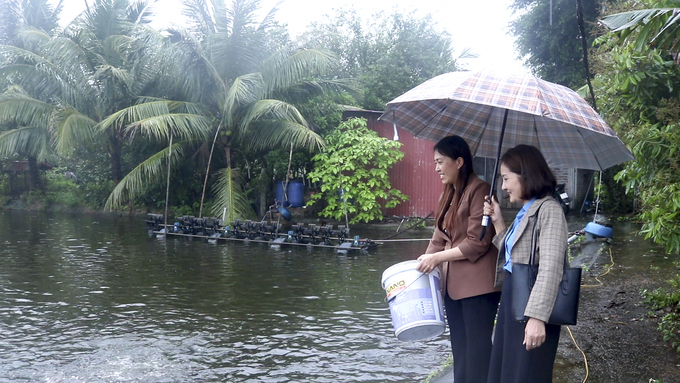 Quỹ trợ vốn CNVCLĐ nghèo Liên đoàn Lao động (LĐLĐ) thành phố Hải Phòng thăm mô hình nuôi cá của công đoàn viên.