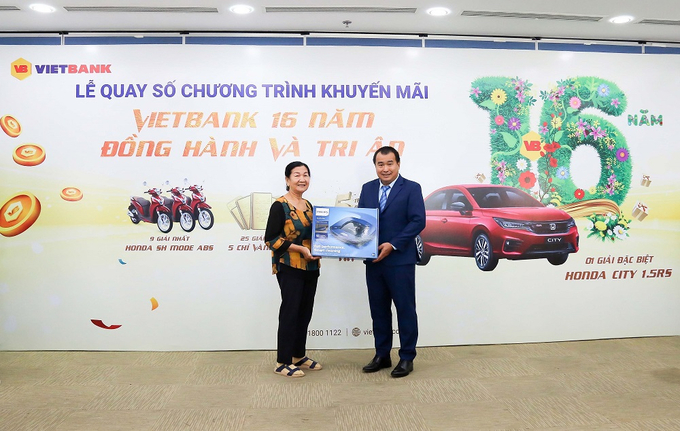 Ông Nguyễn Đăng Khoa, Phó Tổng Giám đốc Vietbank trao giải cho khách hàng tham dự lễ quay số chương trình khuyến mãi “Vietbank 16 năm đồng hành và tri ân”.