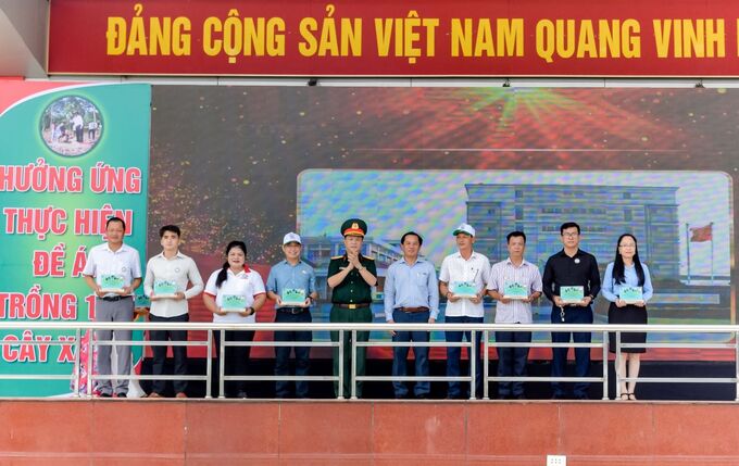 Bà Nguyễn Thu Thủy (thứ 3 từ trái qua) đại diện Vedan Việt Nam nhận bảng ghi nhận từ BTC chương trình