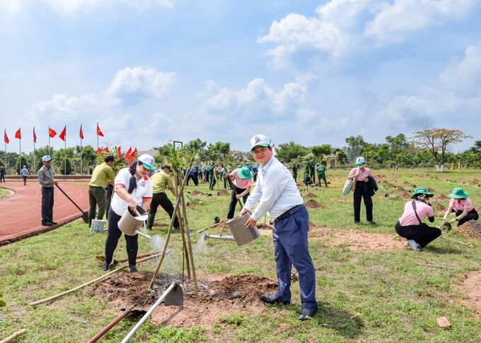 Ông Vũ Đình Trung, Phó Chủ tịch Ủy ban MTTQ Việt Nam tham gia trồng cây