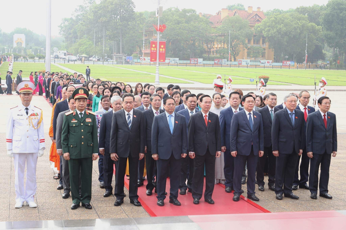 Chủ tịch nước Võ Văn Thưởng, Thủ tướng Chính phủ Phạm Minh Chính, Chủ tịch Quốc hội Vương Đình Huệ cùng các đại biểu Quốc hội vào viếng Lăng. Trong tiếng quân nhạc trang nghiêm, các đồng chí lãnh đạo Đảng, Nhà nước, các đại biểu Quốc hội kính cẩn nghiêng mình, bày tỏ lòng thành kính trước anh linh Chủ tịch Hồ Chí Minh, người con ưu tú của dân tộc Việt Nam, tưởng nhớ công lao vĩ đại của Người đối với sự nghiệp đấu tranh giải phóng dân tộc, vì nền độc lập, tự do của Tổ quốc, vì hạnh phúc của nhân dân.