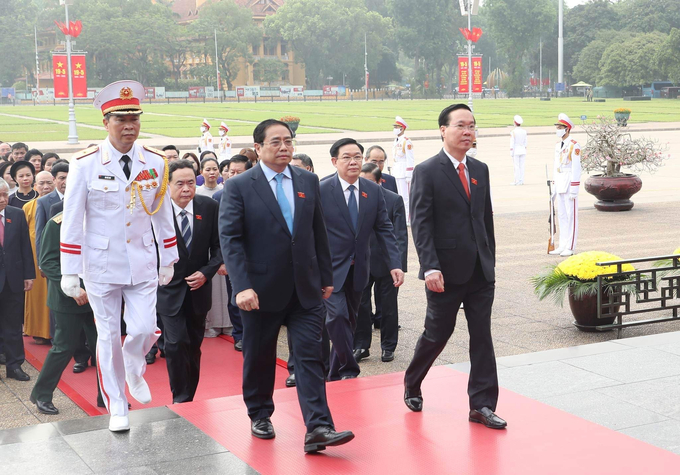 Lãnh đạo Đảng, Nhà nước và các đại biểu Quốc hội vào Lăng viếng Chủ tịch Hồ Chí Minh.