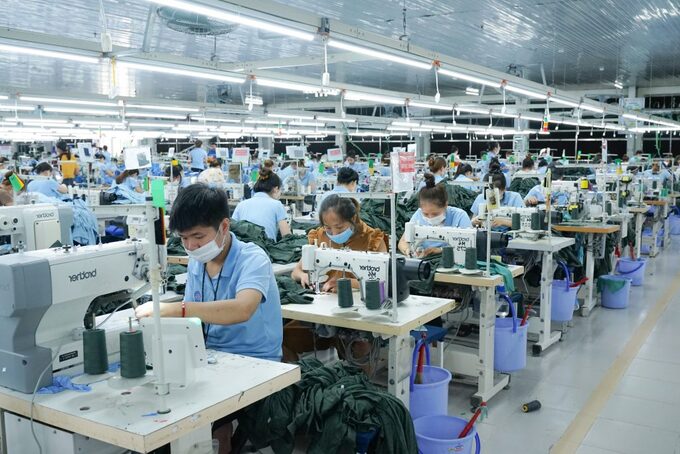 4 tháng năm 2023, xuất khẩu dệt may cả nước đạt khoảng 11,7 tỷ USD, giảm 20% so với cùng kỳ năm trước .