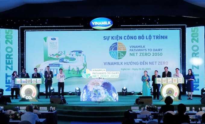 Các đại biểu cùng với Vinamilk thực hiện nghi thức công bố lộ trình hướng tới Net Zero 2050 tại sự kiện