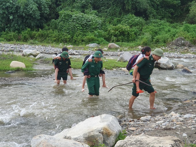 BĐBP đưa các cháu đến trường trong mùa mưa lũ.