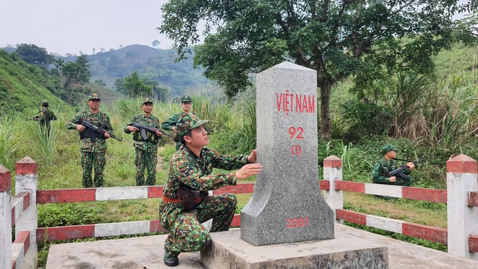 Bộ đội biên phòng Lào Cai tuần tra bảo vệ đường biên cộc mốc.