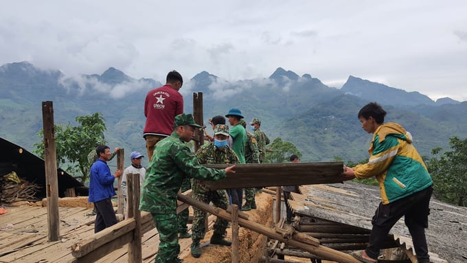 Cán bộ chiến sĩ Đồn Biên phòng Tả Gia Khâu giúp nhân dân làm nhà.