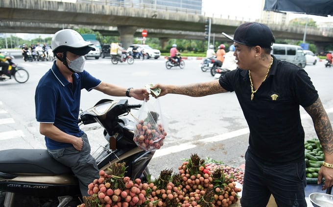 Chủ sạp hàng bán vải thiều này cho biết, mỗi ngày bán hết 7 đến 8 tạ vải, có thời điểm gần 1 tấn.