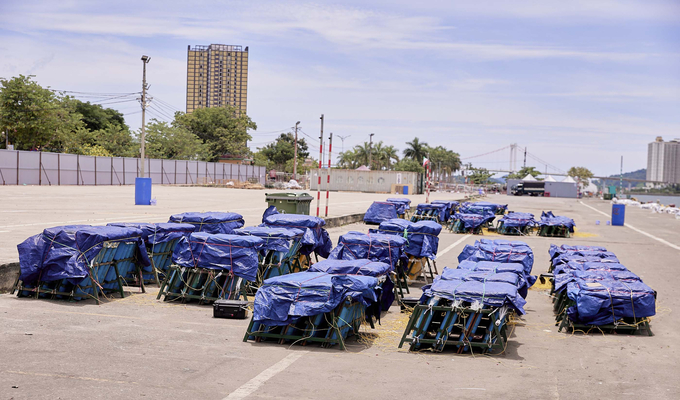 Tại trận địa pháo hoa của hai đội đã đưa vào lắp đặt tại bãi bắn đợi ngày khai hỏa