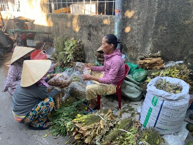 Lá cây nhân gian được bán trong ngày cũng khá hút khách