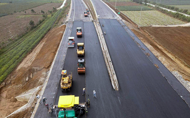 Các nhà thầu gặp khó trong việc thoả thuận với người dân về giá đền bù khu vực khai thác vật liệu xây dựng. Ảnh minh hoạ.