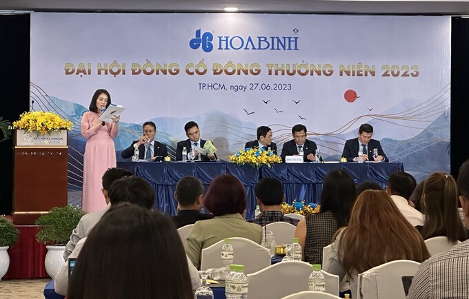 Đến 16h19 đại hội đồng cổ đông thường niên 2023 của Hòa Bình mới đủ điều kiện tiến hành khi có 608 cổ đông sở hữu 138.417.419, chiếm tỷ lệ 50,49% tổng số cổ phiếu lưu hành.