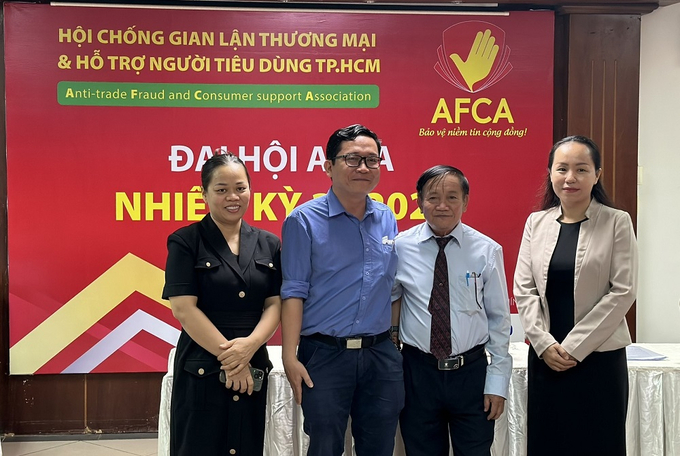 Ban Kiểm tra Hội AFCA nhiệm kỳ III (2023-2028) chụp hình lưu niệm cùng đại diện Sở Công thương TP.HCM (thứ hai từ trái qua phải).