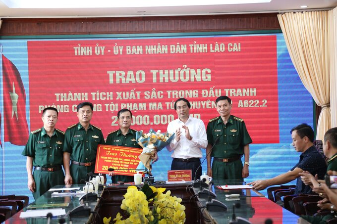 Đồng chí Trịnh Xuân Trường, Phó Bí thư Tỉnh uỷ, Chủ tịch UBND Tỉnh trao thưởng nóng cho Ban chuyên án BĐBP tỉnh Lào Cai.