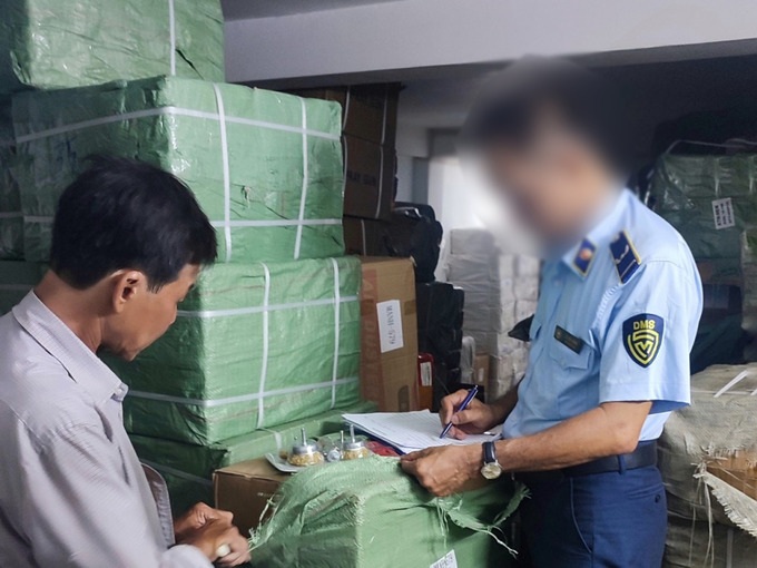 Cục Quản lý thị trường TPHCM kiểm tra một điểm kinh doanh hàng vi phạm . Ảnh: T.T