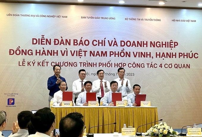 Đại diện 4 cơ quan tham dự lễ ký kết. Ảnh: H.D