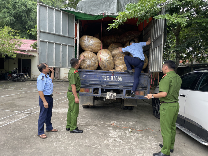 Lực lượng chức năng kiểm tra trên phương tiện vận chuyển.