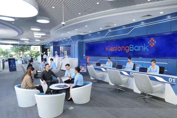 Tại thời điểm 30/6/2023, KienlongBank có 3.461 cán bộ nhân viên, tăng 6 người so với đầu năm.