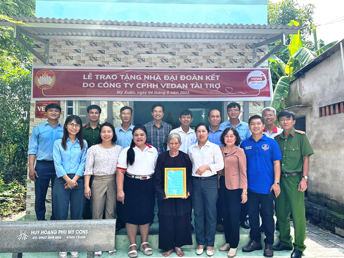 Bà Nguyễn Thu Thủy, Phó Giám đốc Đối ngoại công ty Vedan (thứ 3 trái qua) trao tặng nhà Đại đoàn kết cho gia đình bà Lê Thị Thi tại phường Mỹ Xuân, thị xã Phú Mỹ, tỉnh BRVT