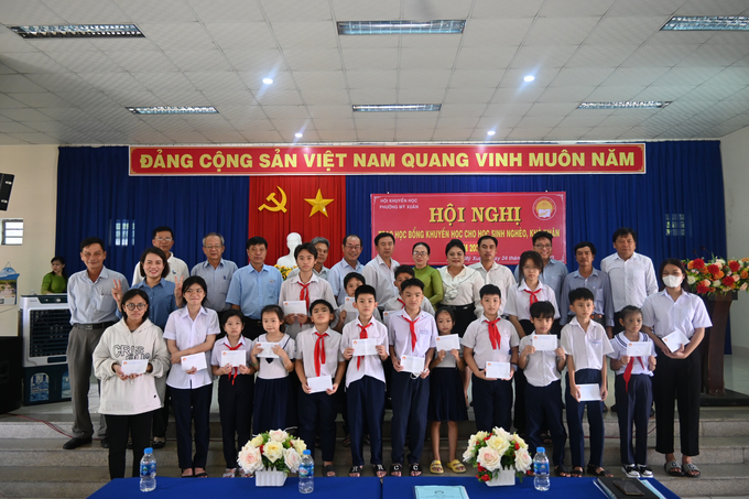 Bà Nguyễn Thu Thủy, Phó Giám đốc Đối ngoại công ty Vedan (thứ 5 phải qua) trao tặng học bổng khuyến học đến các em học sinh tại phường Mỹ Xuân, thị xã Phú Mỹ, tỉnh BRVT