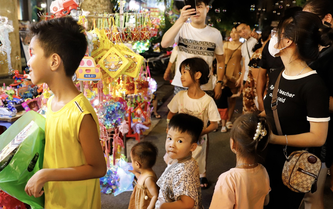 Mặc dù còn hơn 1 tháng nữa mới đến Trung thu nhưng rất đông trẻ em cùng người lớn đã lên đây mua sắm đồ trang trí, chụp ảnh và check-in.