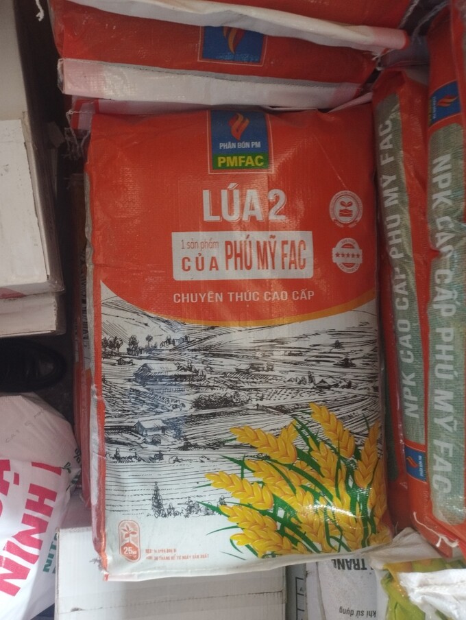 Hình ảnh sản phẩm phân bón xâm phạm quyền đối với nhãn hiệu “NPK Phú Mỹ, Cho mua bội thu”đang bày bán tại 02 cửa hàng.