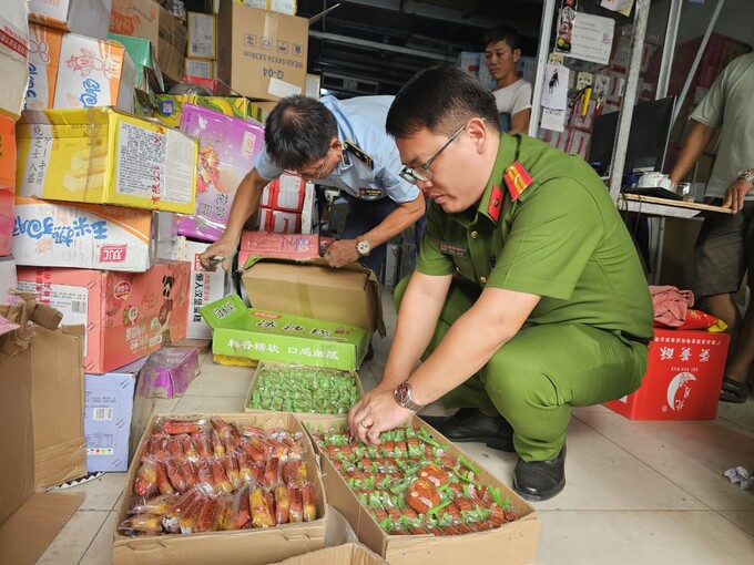 Lực lượng chức năng kiểm tra hàng hóa vi phạm.