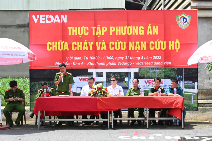 Trung tá Bùi Minh Thuấn - đội trưởng Đội Phòng cháy, chữa cháy và cứu nạn, cứu hộ PC07 - công an tỉnh Đồng Nai chia sẻ về lý thuyết PCCC và các tình huống giả định