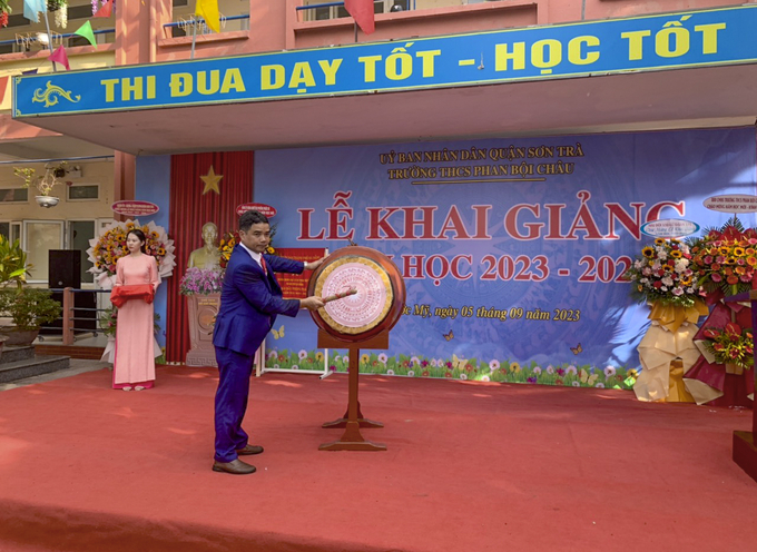 Thầy Lê Đình Sơn Hiệu trưởng trường THCS Phan Bội Châu đánh trống khai giảng năm học mới (Ảnh: Thế Sơn)