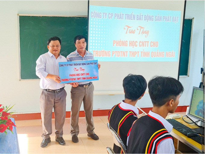 Đại diện Công ty CP PT BĐS Phát Đạt trao tặng phòng học CNTT cho trường THPT Dân tộc nội trú Quảng Ngãi.