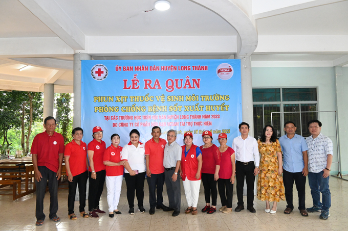 Đại diện lãnh đạo Giám đốc TTYT huyện, Hội CTĐ huyện cùng Vedan phối hợp trong công tác của lễ ra quânJPG