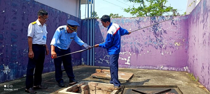 Hoạt động kiểm tra, đo bồn chứa xăng dầu tại cơ sở ở Tx. Cai Lậy