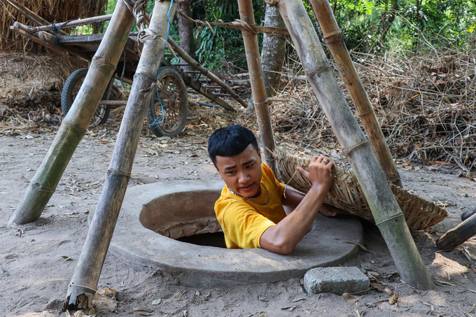 Để ngụy trang cho các lối lên xuống địa đạo, người dân trước đây thường đào các lối lên xuống ngay dưới cây rơm để tránh sự phát hiện của kẻ thù. Ngày nay, địa đạo Kỳ Anh trở thành địa điểm để du khách đến khám phá, tìm hiểu lịch sử nơi này. Ảnh: VOV.